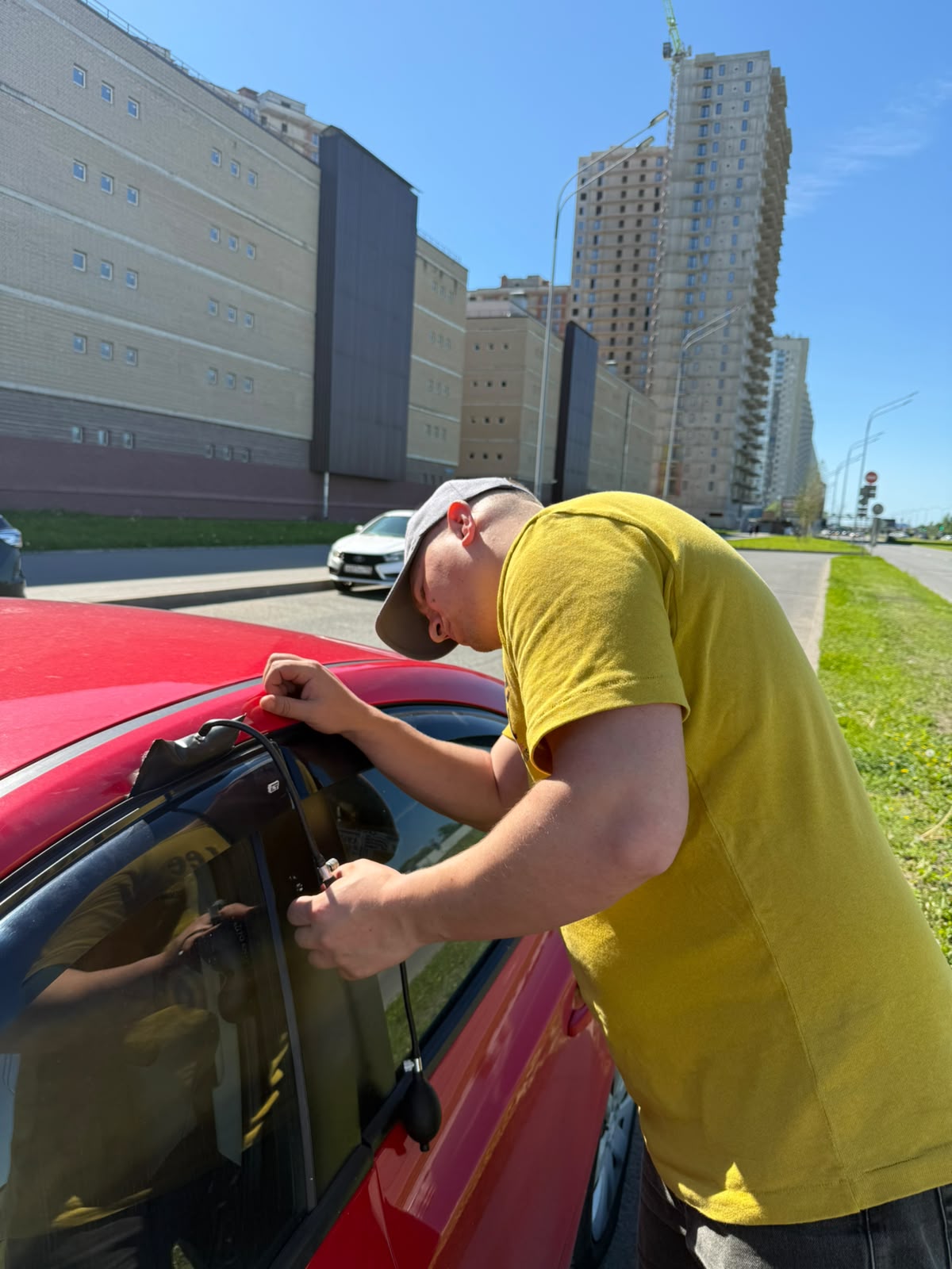 Аварийное вскрытие автомобиля мастером в Кузьмоловском 